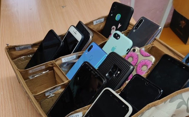 Skolēn, noliec arī Tu savu telefonu!